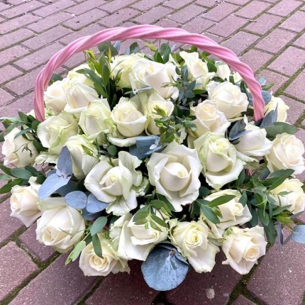 корзина с белыми розами - купить с доставкой в Новокузнецке