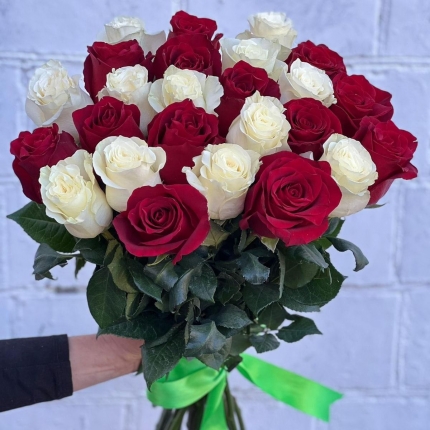 Букет «Баланс» из красных и белых роз - купить с доставкой в Новокузнецке