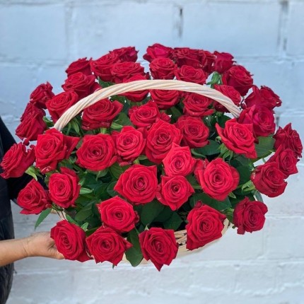 Корзинка "Моей королеве" из красных роз с доставкой в Новокузнецке