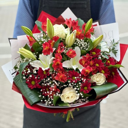 Букет "Вальс" из роз, хризантем и лилии с доставкой в Новокузнецке