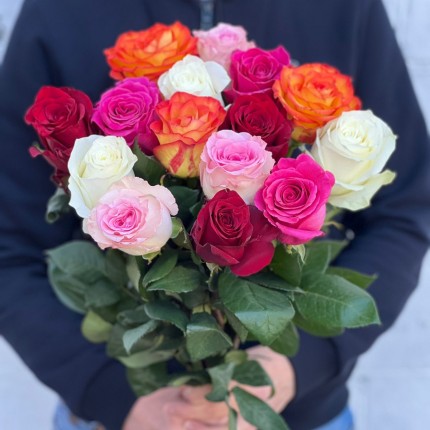 Букет из разноцветных роз с доставкой  в Новокузнецке